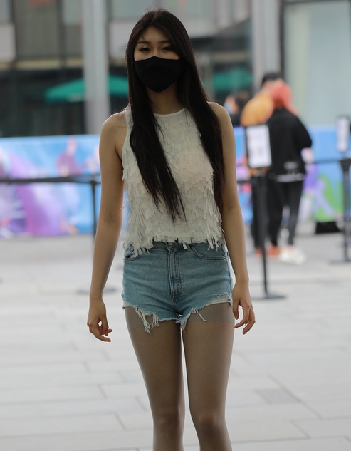 精选街拍 – 牛仔短裤丝袜女孩