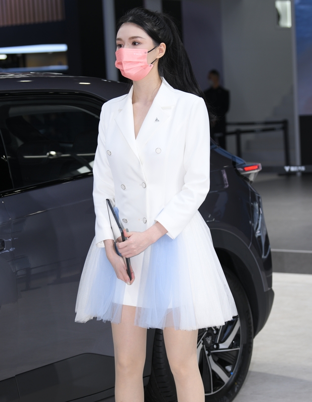 精选街拍 – 白裙亮丝美女