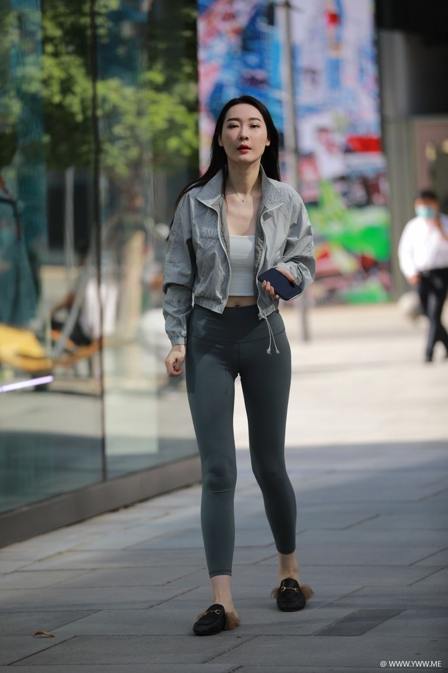 精选街拍 – 紧身瑜伽裤小姐姐-脱兔网