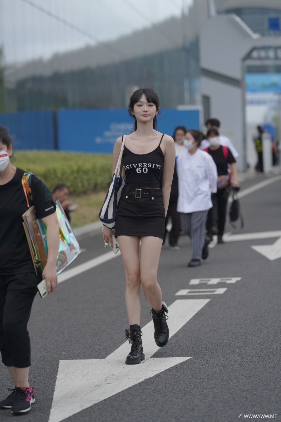 精选街拍 – 甜美清秀-脱兔网