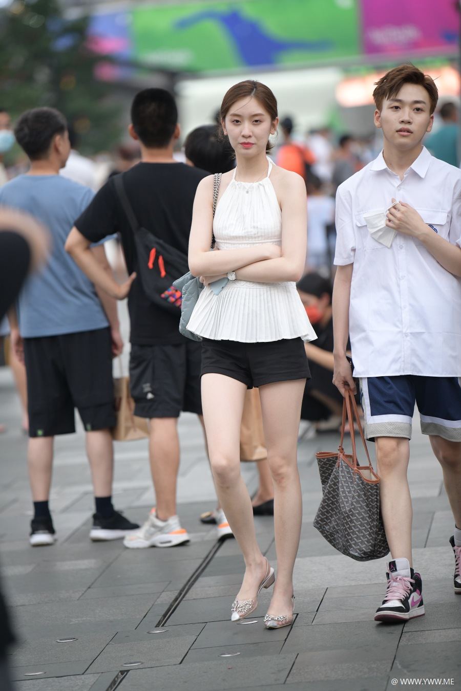 精选街拍 – 帅气黑白搭配美女-HDMISS