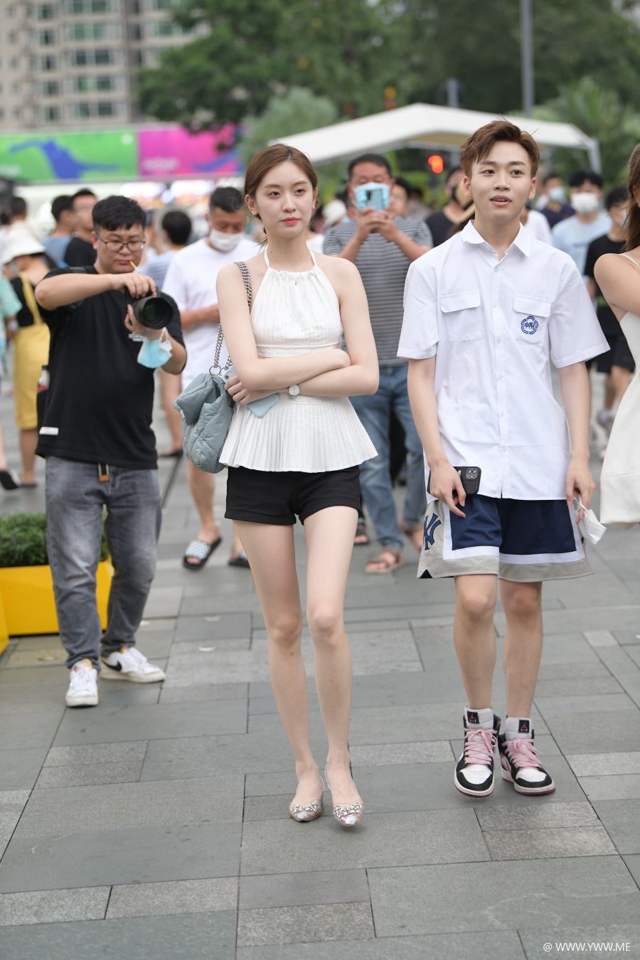 精选街拍 – 帅气黑白搭配美女-HDMISS