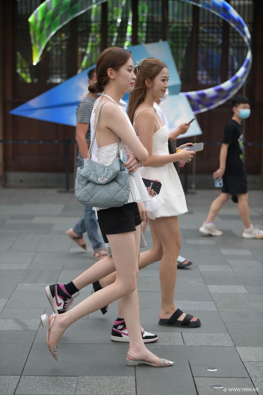 精选街拍 – 帅气黑白搭配美女-HDMISS