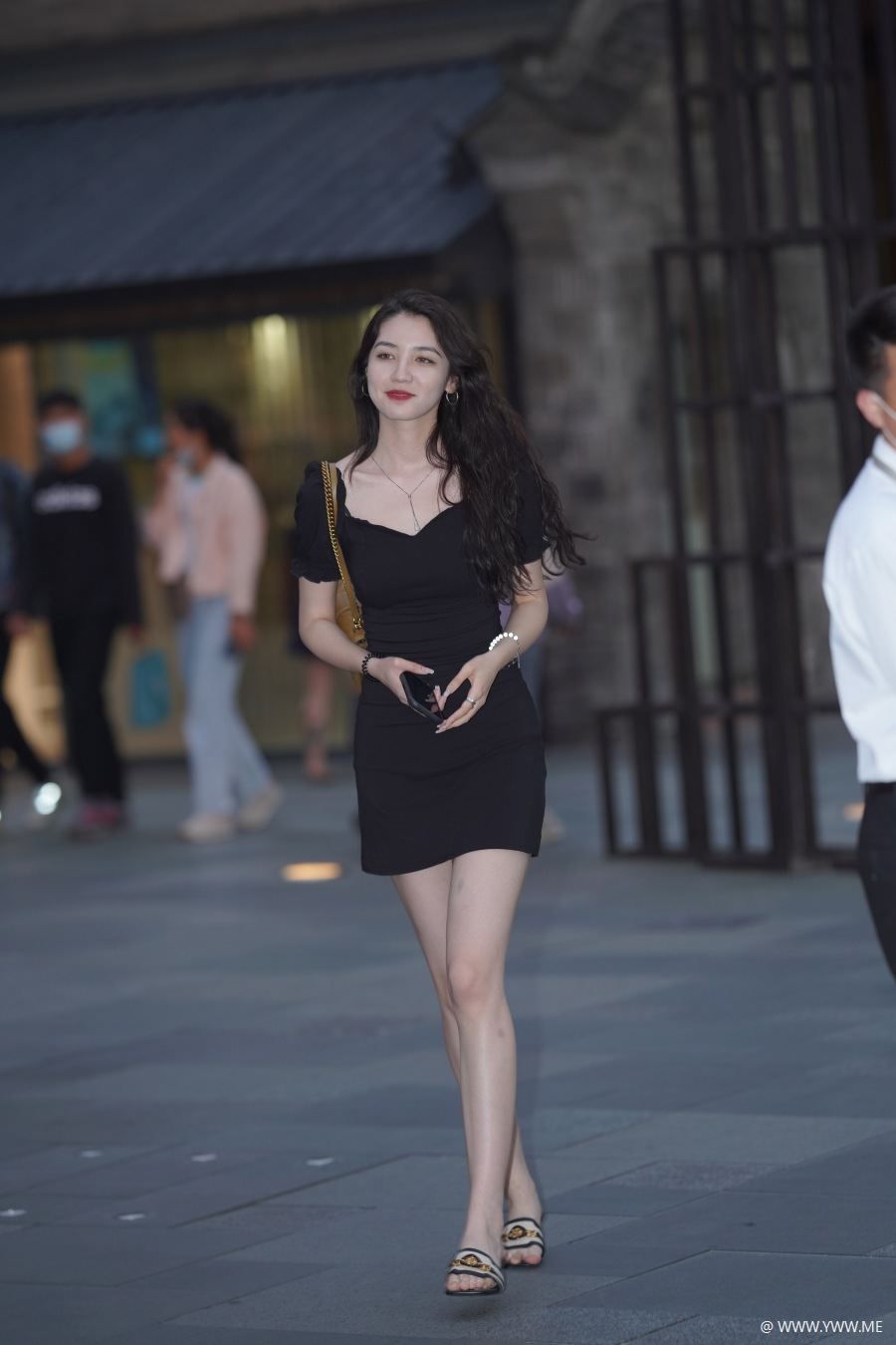精选街拍 – 甜美黑色连衣裙-HDMISS