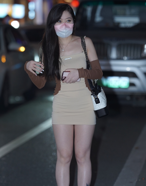 精选街拍 – 魅力时尚修身裙