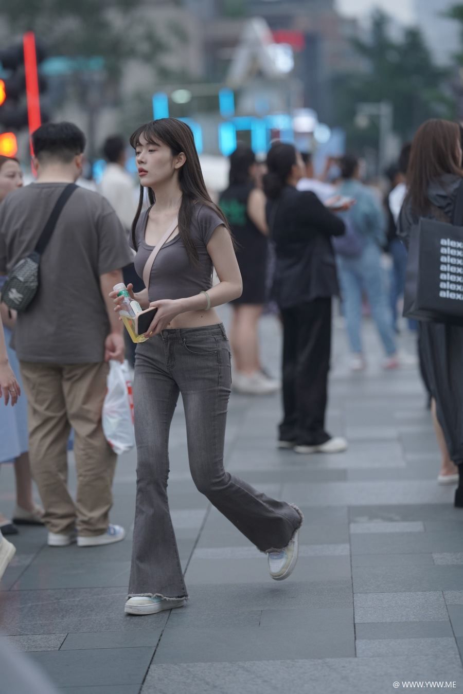 精选街拍 – 喇叭牛仔裤小蛮腰-HDMISS