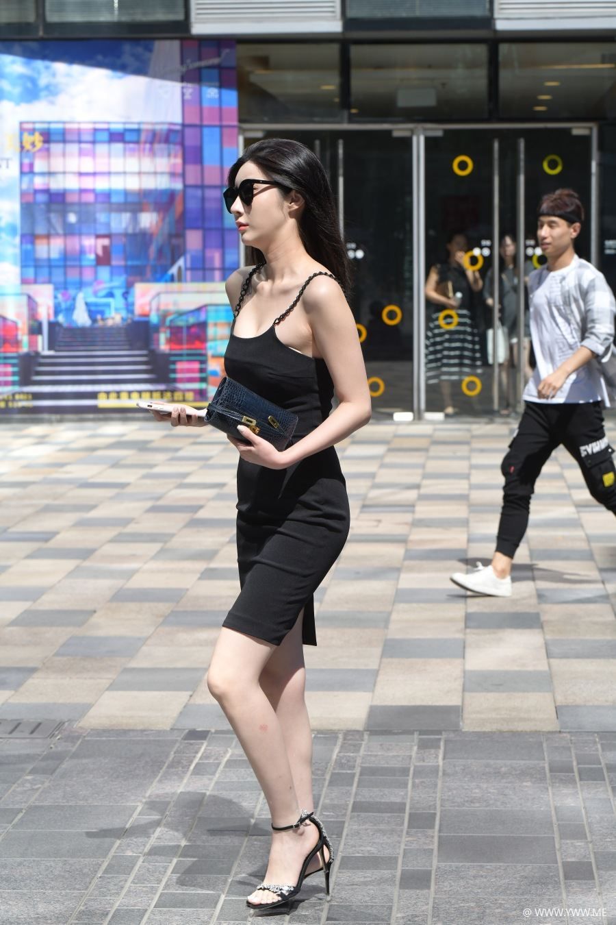精选街拍 – 简约吊带裙-脱兔网