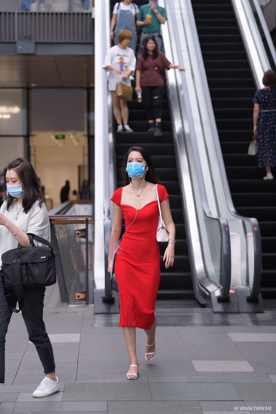 精选街拍 – 火红毛线长裙-像素点