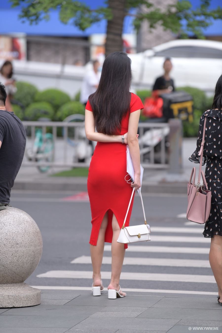 精选街拍 – 火红毛线长裙-像素点