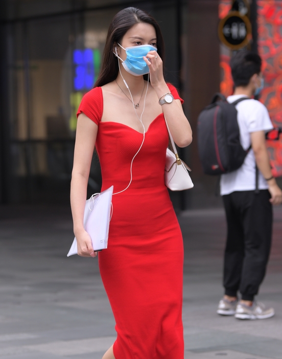 精选街拍 – 火红毛线长裙