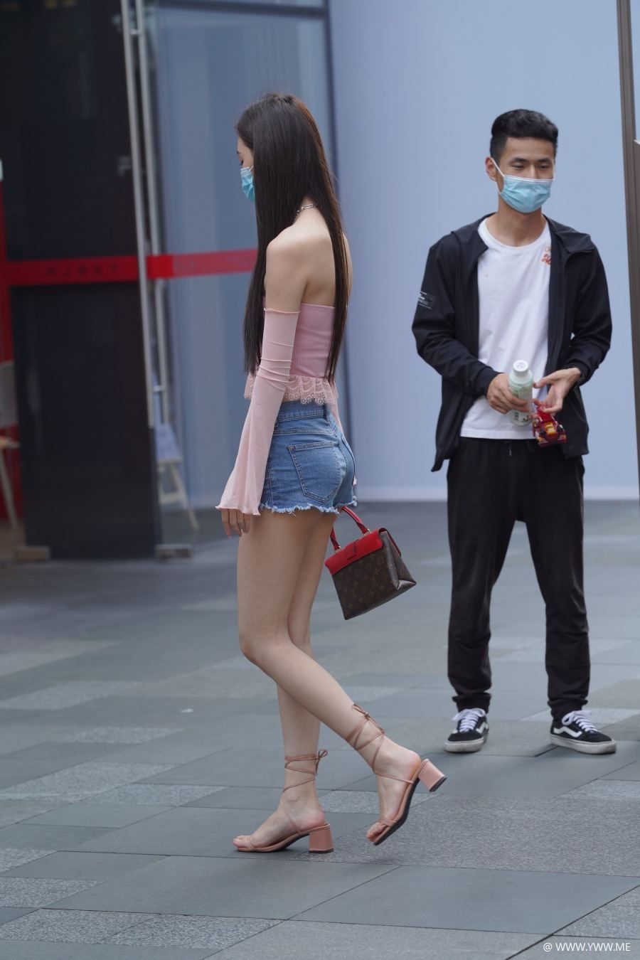 精选街拍 – 牛仔热裤美腿-像素点