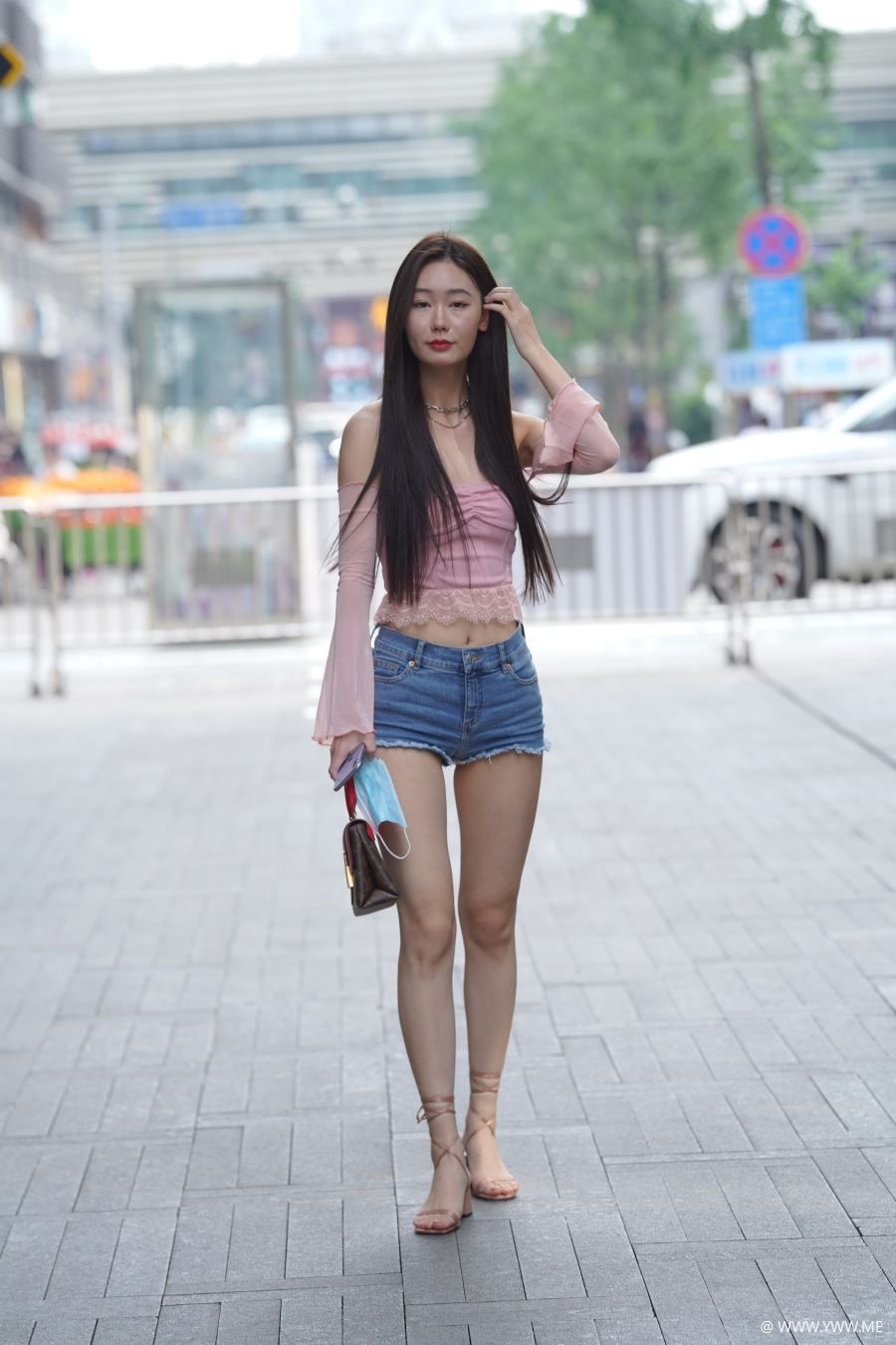 精选街拍 – 牛仔热裤美腿-像素点