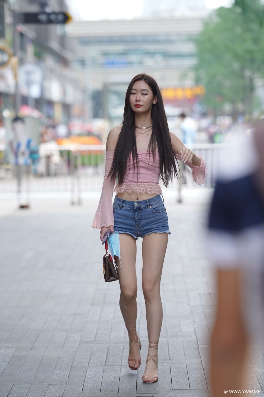 精选街拍 – 牛仔热裤美腿-像素点