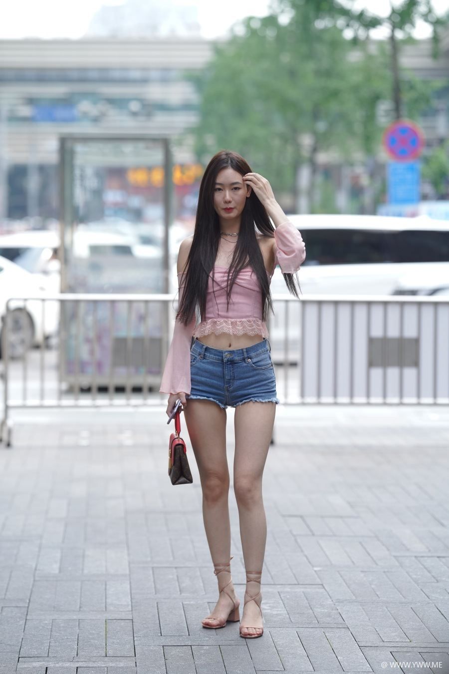 精选街拍 – 牛仔热裤美腿-像素点
