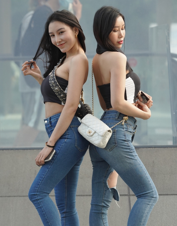 精选街拍 – 蓝色紧牛香肩小蛮腰美背