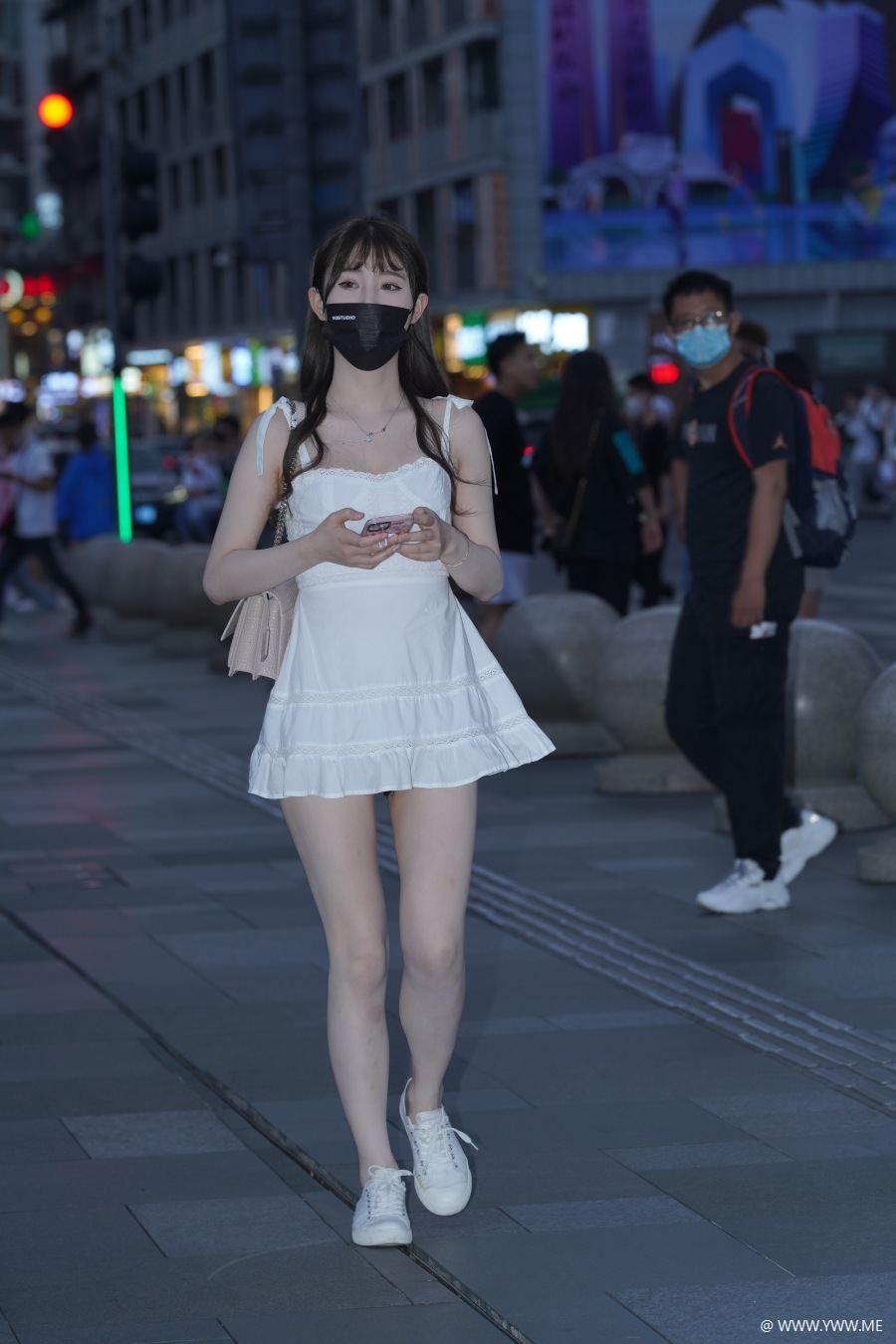 精选街拍 – 白裙运动风-像素点