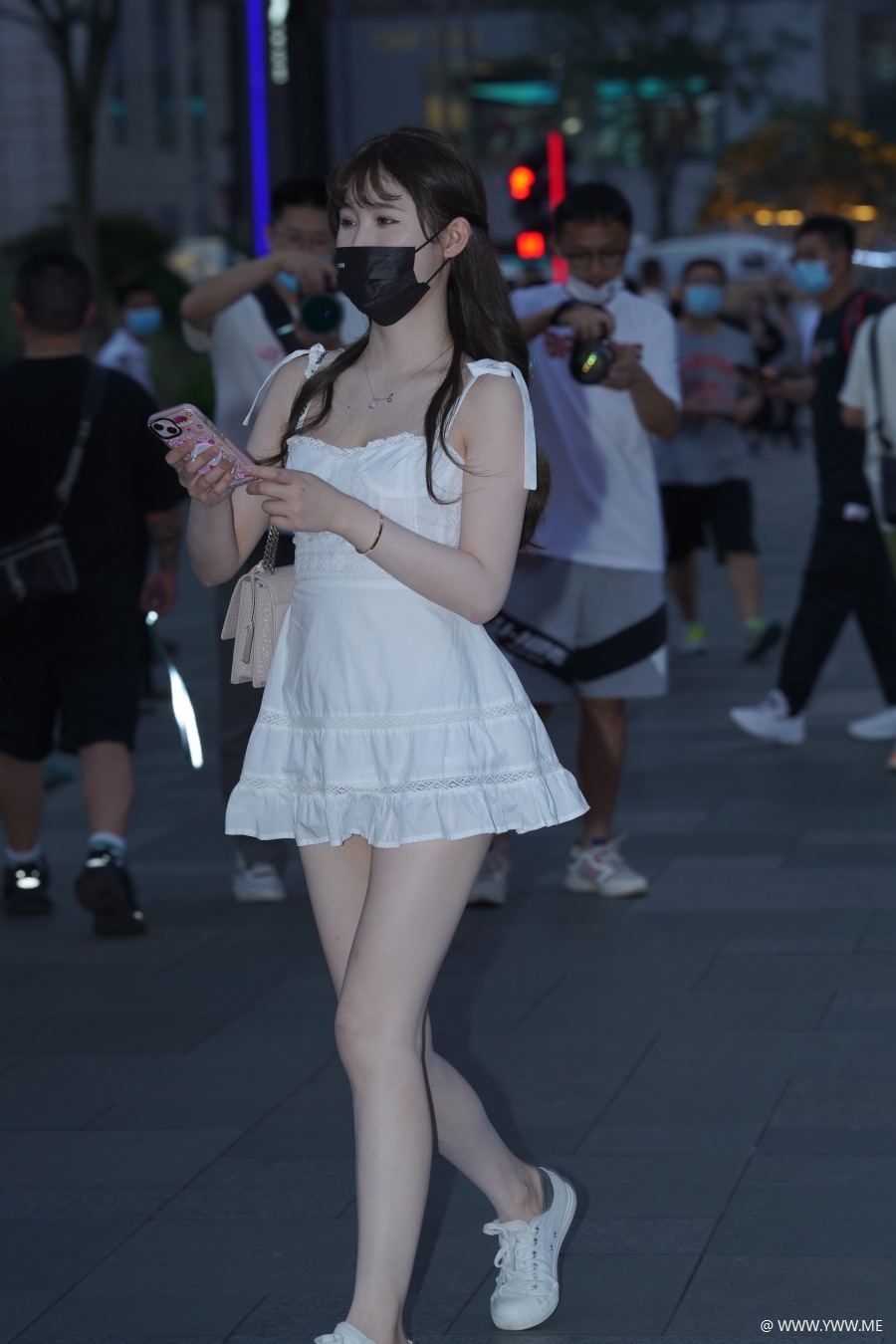 精选街拍 – 白裙运动风-像素点