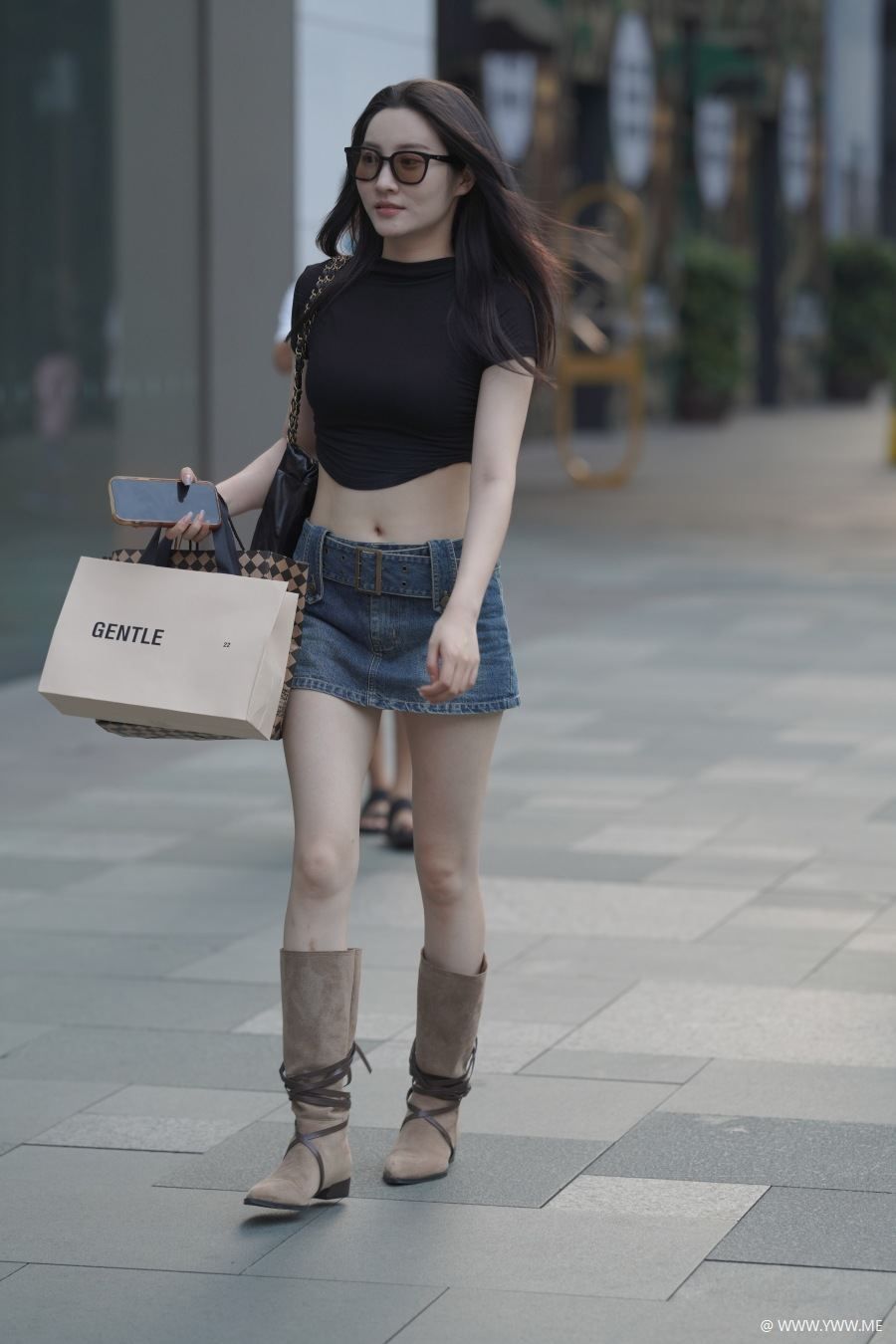 精选街拍 – 蓝色短裙小蛮腰美腿-像素点