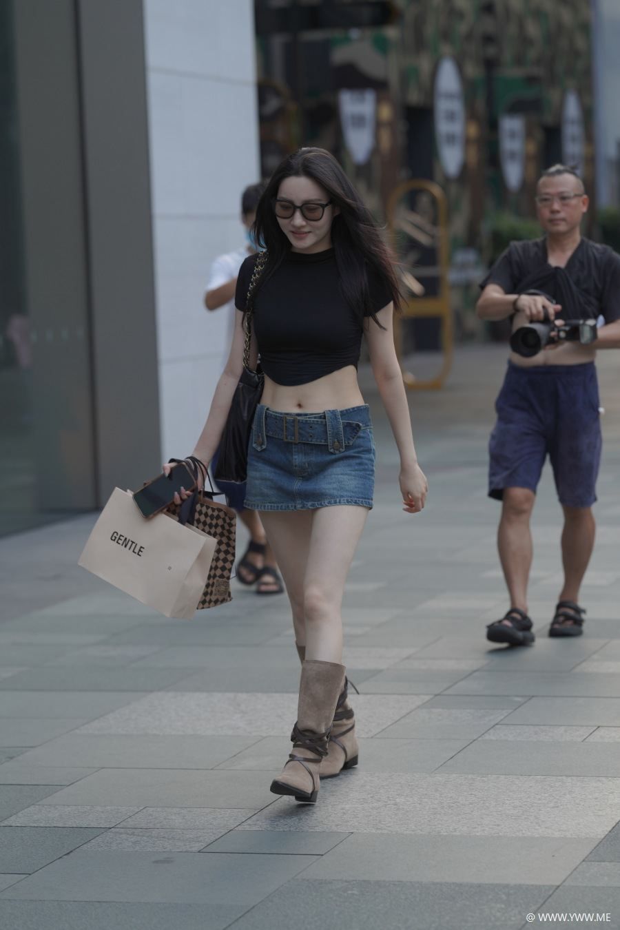 精选街拍 – 蓝色短裙小蛮腰美腿-像素点