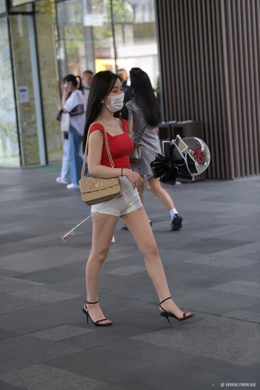 精选街拍 – 热裤高跟小姐姐-像素点