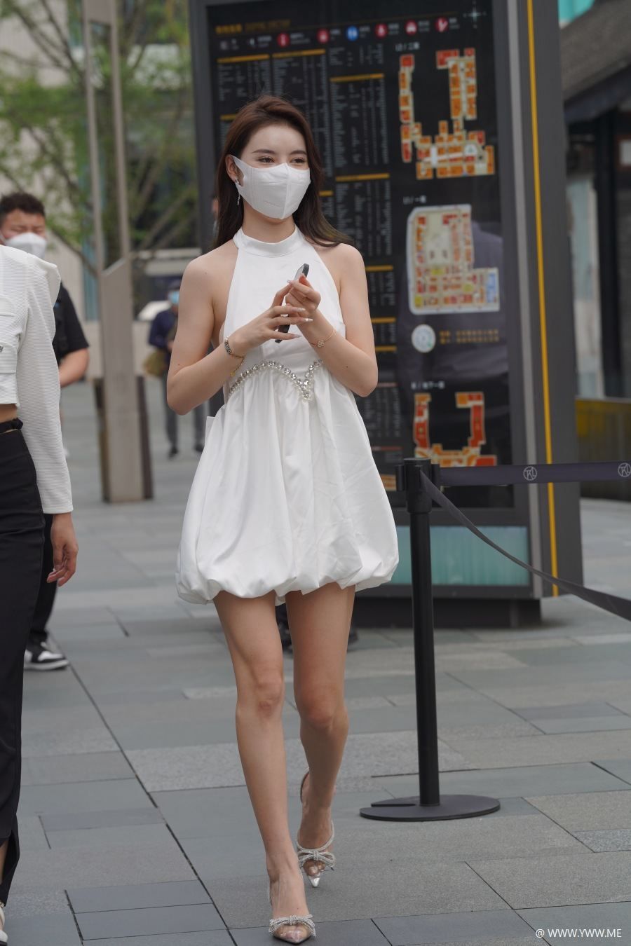 精选街拍 – 白色短裙美腿凉高美背-像素点