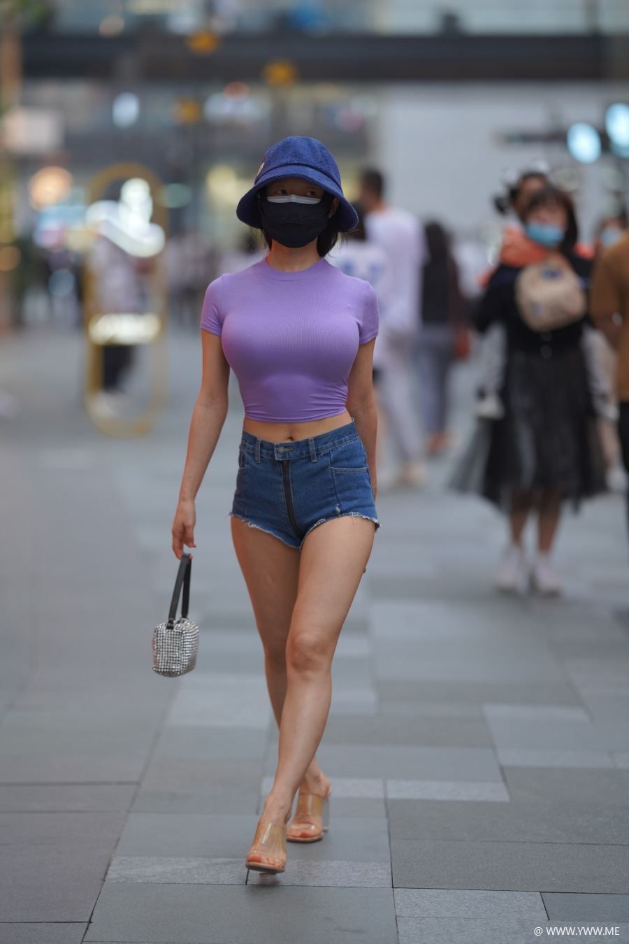 精选街拍 – 蓝色热裤美腿美胸-尤丝