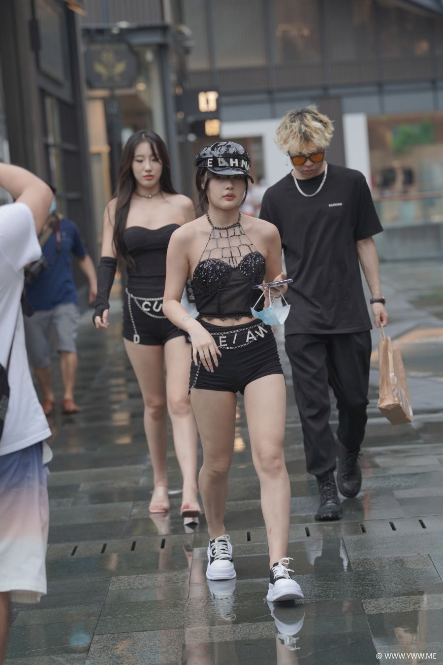精选街拍 – 高挑黑色短裤-脱兔网