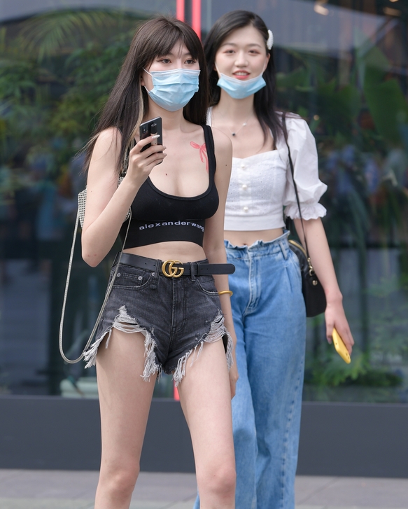 精选街拍 – 时尚V型短裤