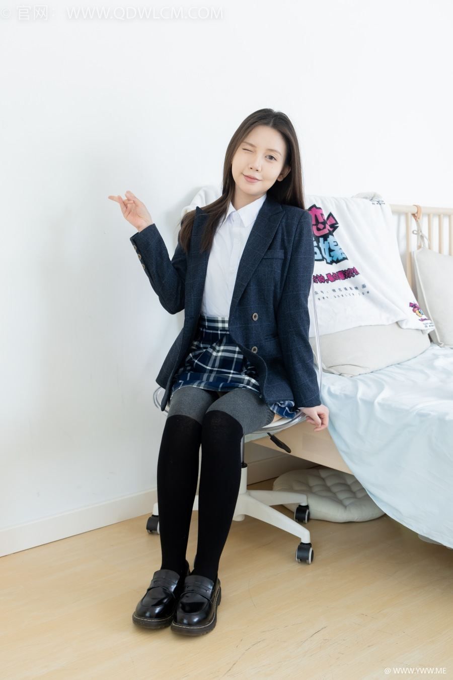 物恋传媒 NO.2380 小曦-jk制服、皮鞋、黑灰拼接过膝袜、厚肉丝(仅打底)-像素点