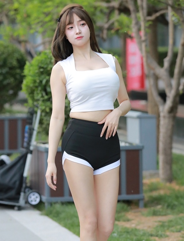 精选街拍 – 甜美黑白搭配