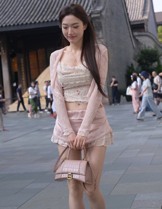 精选街拍 – 甜美粉色系女神