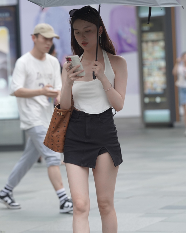 精选街拍 – 简单时尚牛仔裙