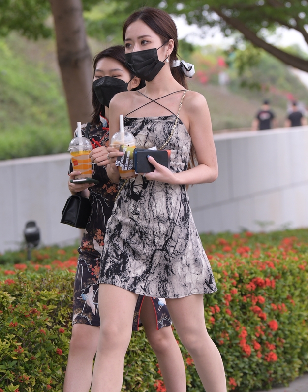 精选街拍 – 泼墨风吊带裙