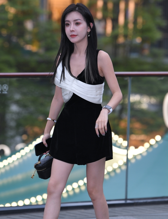 精选街拍 – 清秀黑色吊带裙美女