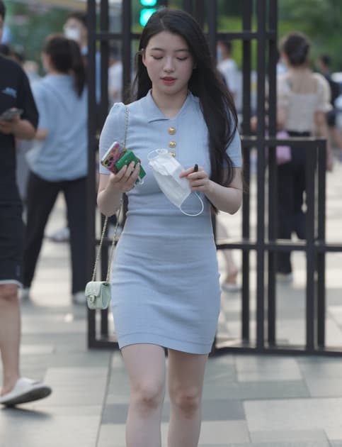 精选街拍 – 甜美蓝色针织裙