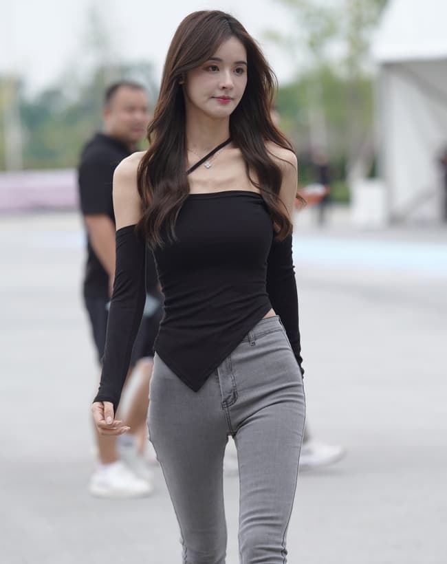 精选街拍 – 甜美牛仔裤小姐姐