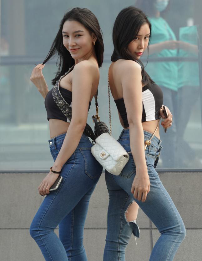 精选街拍 – 牛仔裤姐妹花