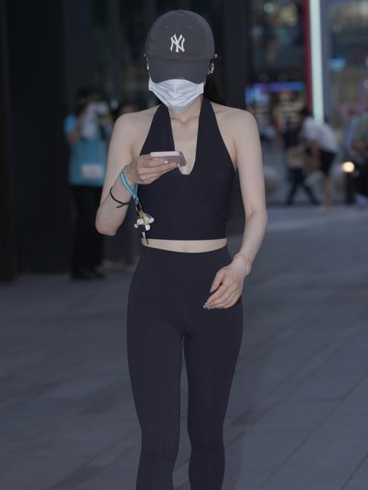 精选街拍 – 活力黑色瑜伽运动装