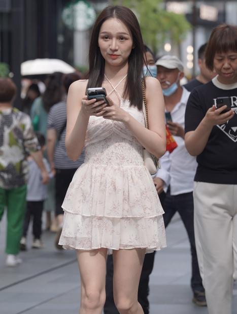 精选街拍 – 清甜可爱碎花纱裙
