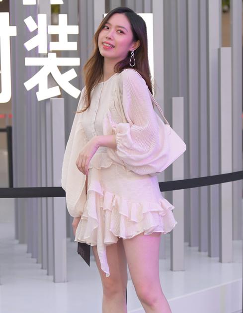 精选街拍 – 甜美短靴纱裙