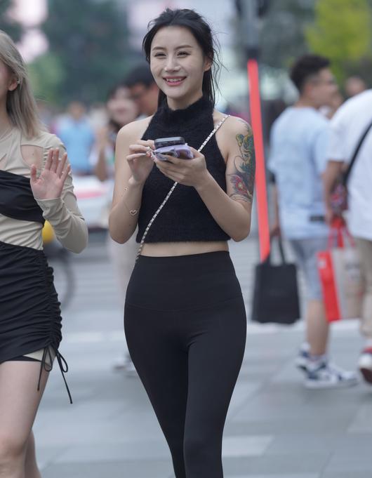 精选街拍 – 黑色瑜伽运动装