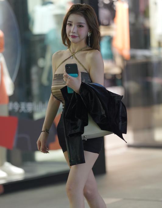 精选街拍 – 甜美修身裙