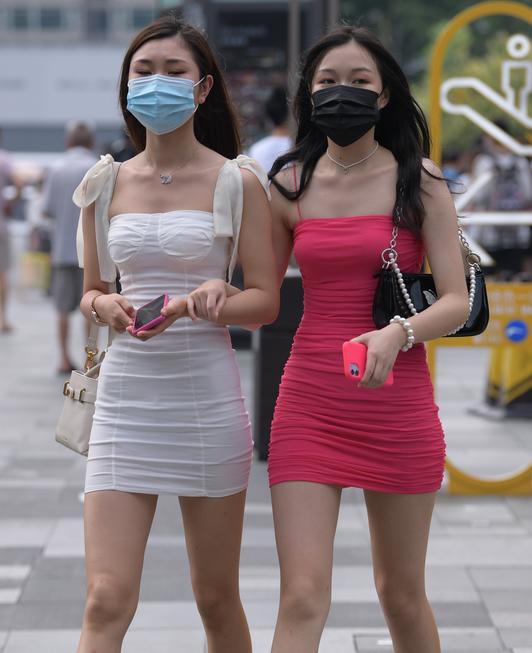 精选街拍 – 简约修身裙