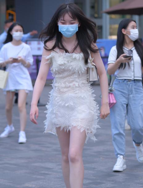 精选街拍 – 魅力吊带白裙