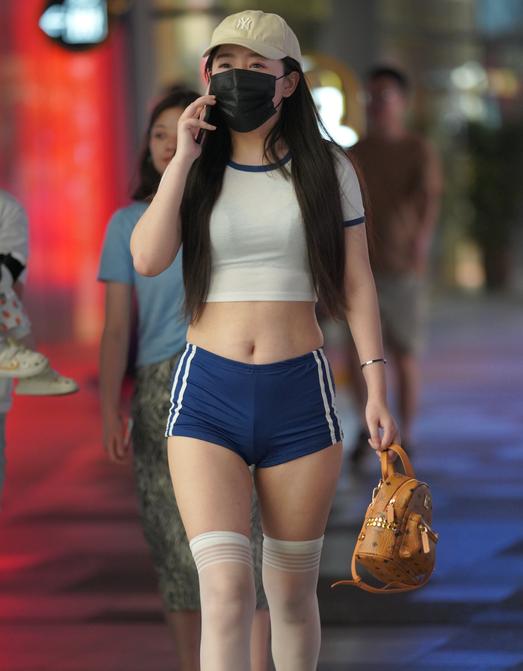 精选街拍 – 青春气息蓝白搭配