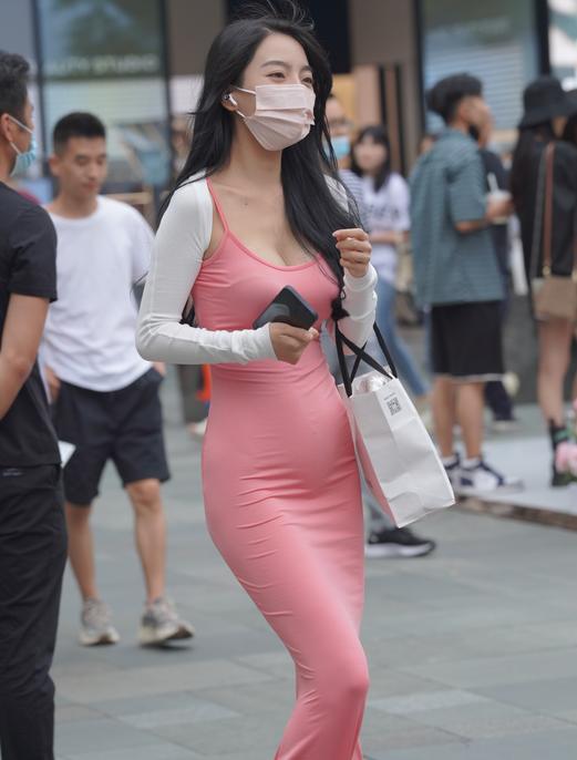 精选街拍 – 柔美粉色长裙
