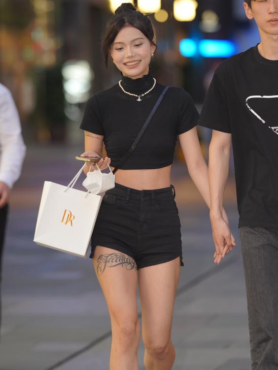精选街拍 – 甜美活力女孩