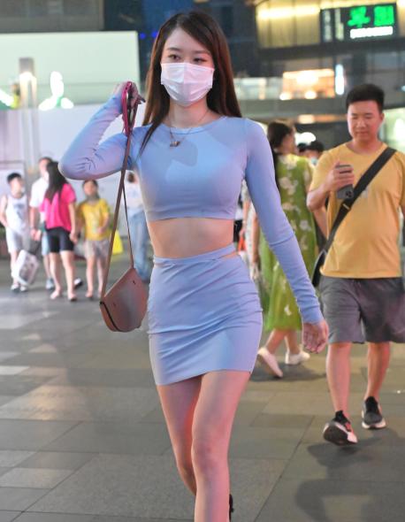 精选街拍 – 迷人套装裙