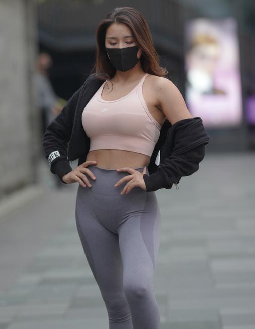 精选街拍 – 简约灰色运动装