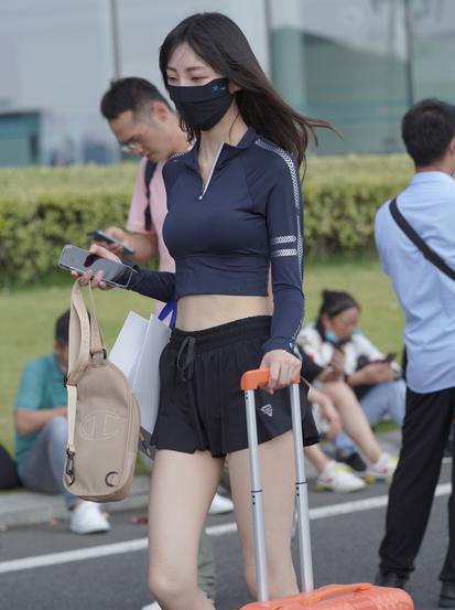 精选街拍 – 鞋子的配色真好看